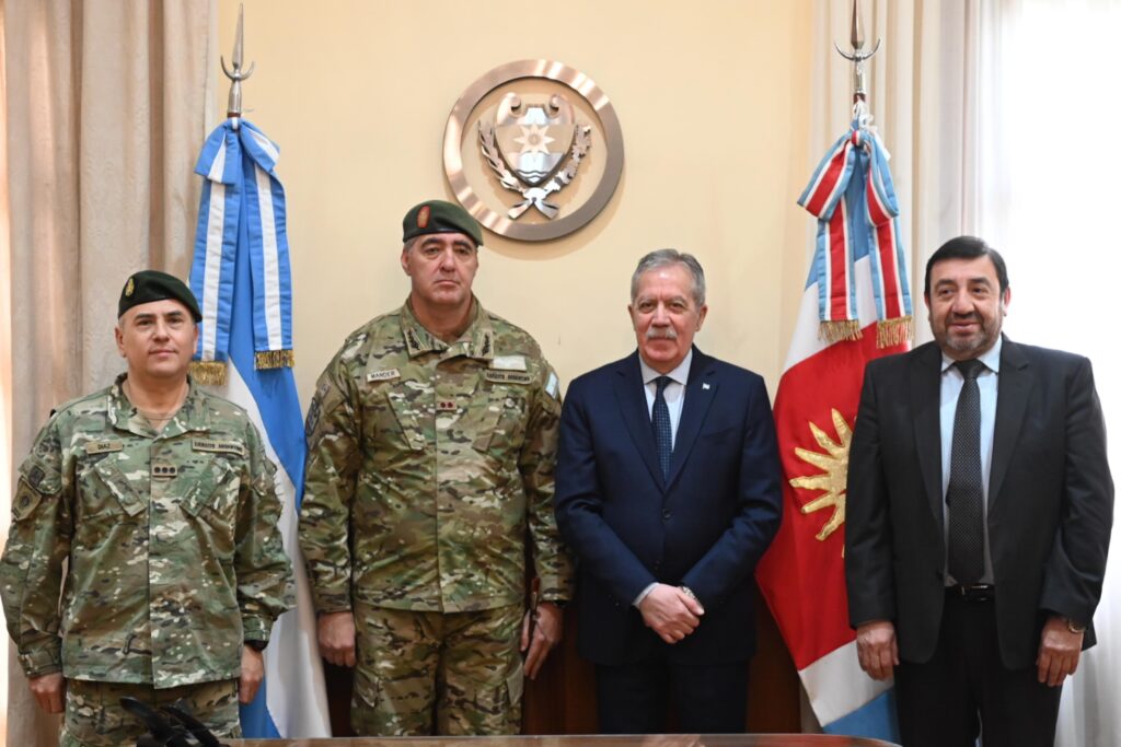 El gobernador recibió a autoridades del Ejército Argentino El gobernador recibió a autoridades del Ejército Argentino
