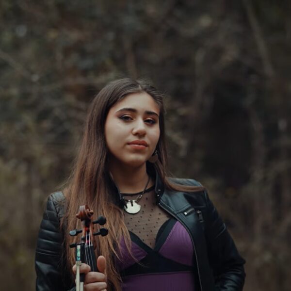 Malena Garnica inicia su propio camino y estrena videoclip con una canción de Peteco Carabajal