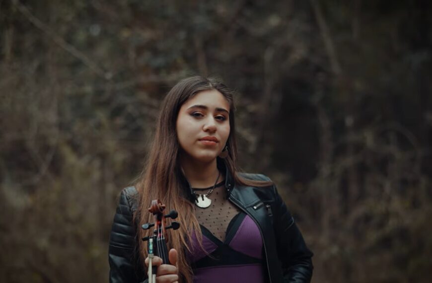 Malena Garnica inicia su propio camino y estrena videoclip con una canción de Peteco Carabajal