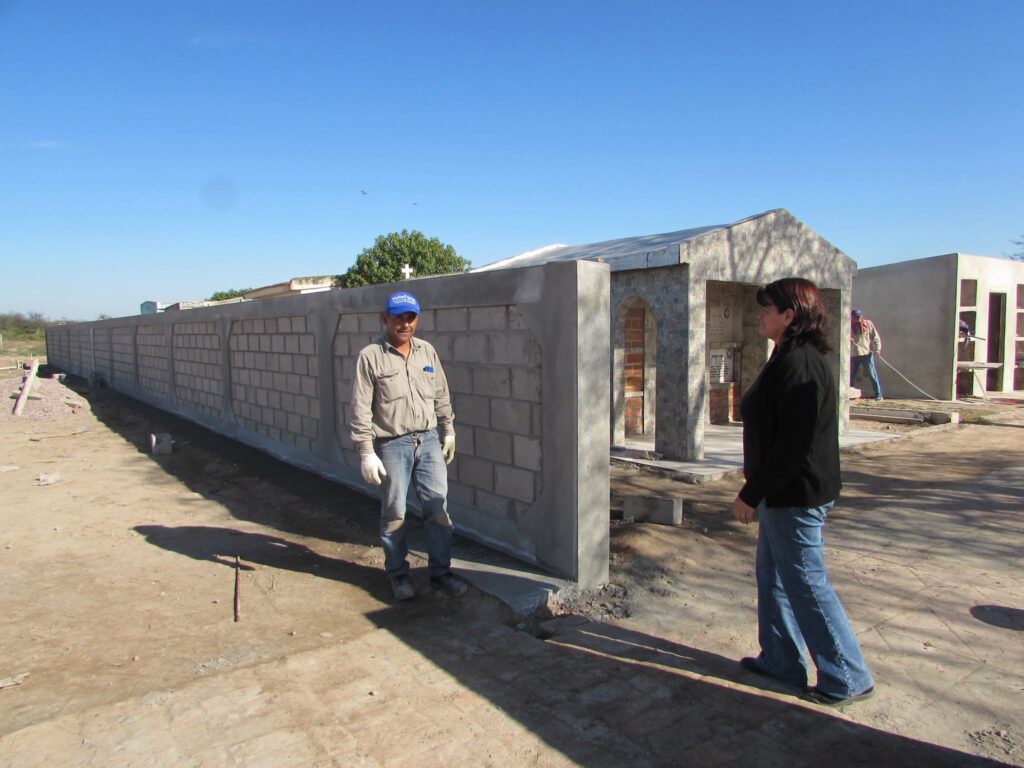 Ejecutan obras de mejoras y cerramiento perimetral en el cementerio de Colonia El Simbolar