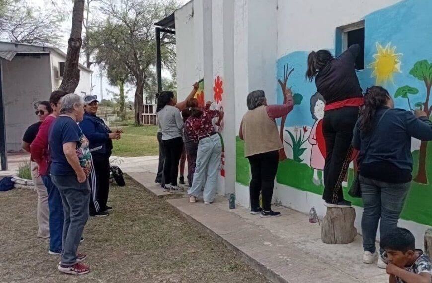 Vecinos de Colonia El Simbolar crearon un mural para homenajear a los adultos mayores