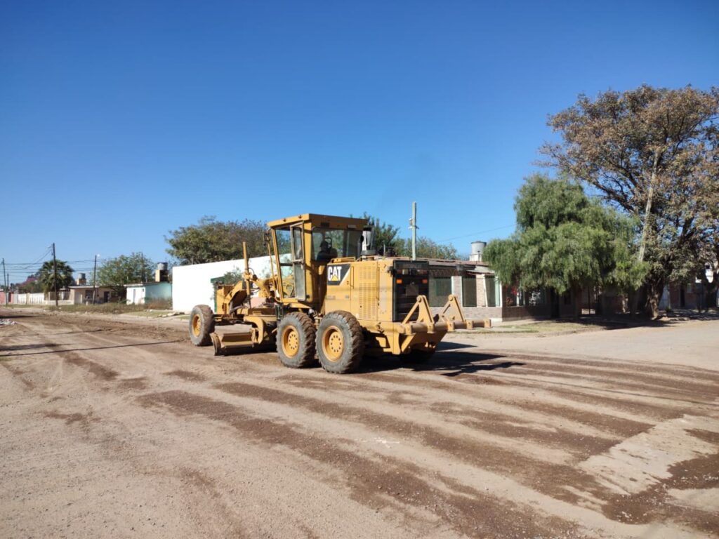 Continúan en marcha los trabajos de nivelación de calles en los barrios 25 de Mayo y El Rincón