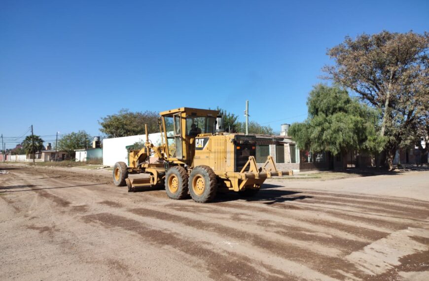 Continúan en marcha los trabajos de nivelación de calles en los barrios 25 de Mayo y El Rincón