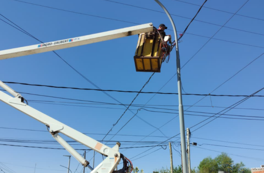 Avanzan los trabajos de mejoramiento del alumbrado público en diferentes sectores de la ciudad