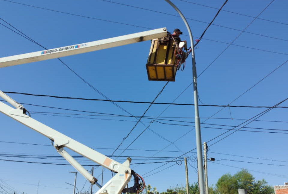 Avanzan los trabajos de mejoramiento del alumbrado público en diferentes sectores de la ciudad Avanzan los trabajos de mejoramiento del alumbrado público en diferentes sectores de la ciudad