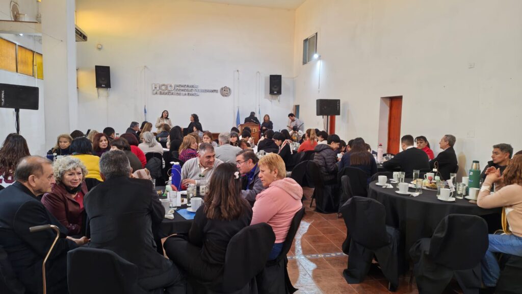 Café Literario: con versos y música se colmó el Concejo Deliberante de La Banda