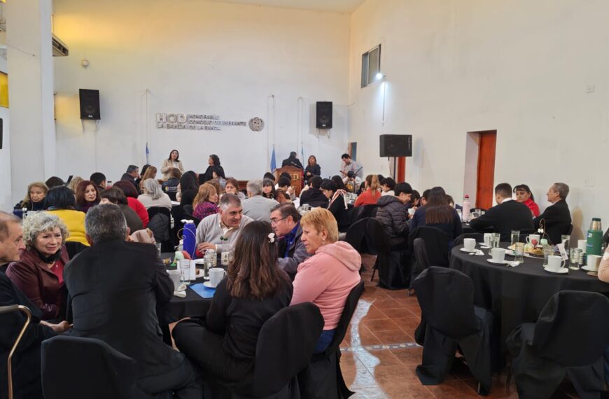 Café Literario: con versos y música se colmó el Concejo Deliberante de La Banda