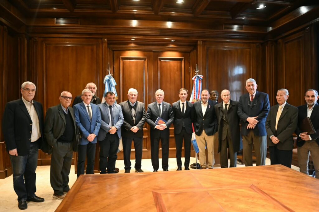 El gobernador Elías Suárez recibió a autoridades y miembros de la Academia de Ciencias y Artes El gobernador Elías Suárez recibió a autoridades y miembros de la Academia de Ciencias y Artes