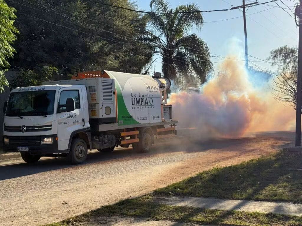 Despliegan operativos de fumigación en diferentes sectores de la Banda