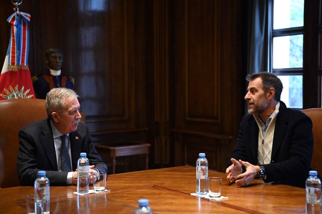 El gobernador Elías Suárez recibió al presidente de la Cámara de la Industria Argentina del Software El gobernador Elías Suárez recibió al presidente de la Cámara de la Industria Argentina del Software
