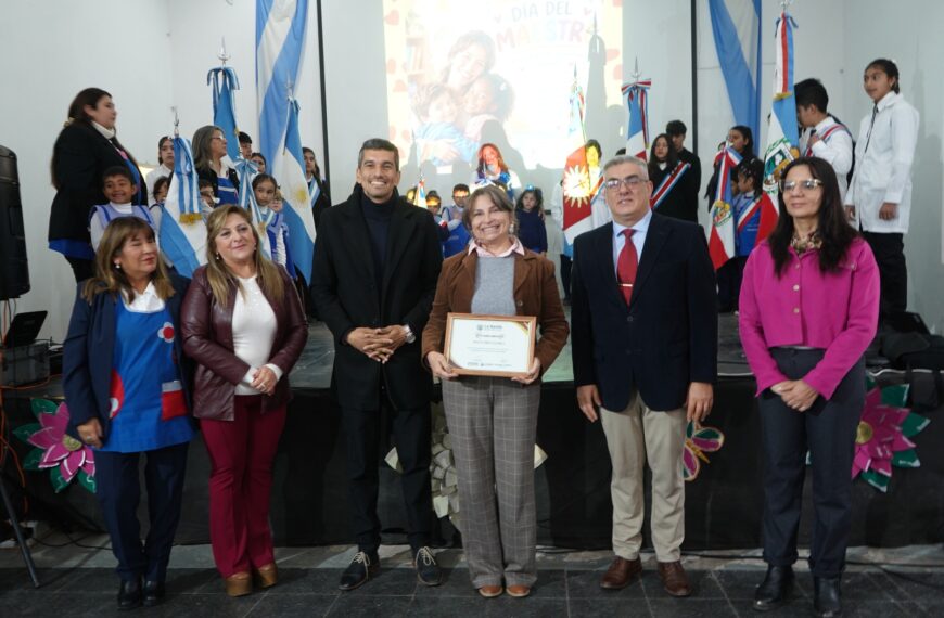 Docentes municipales bandeñas fueron homenajeadas en un emotivo acto