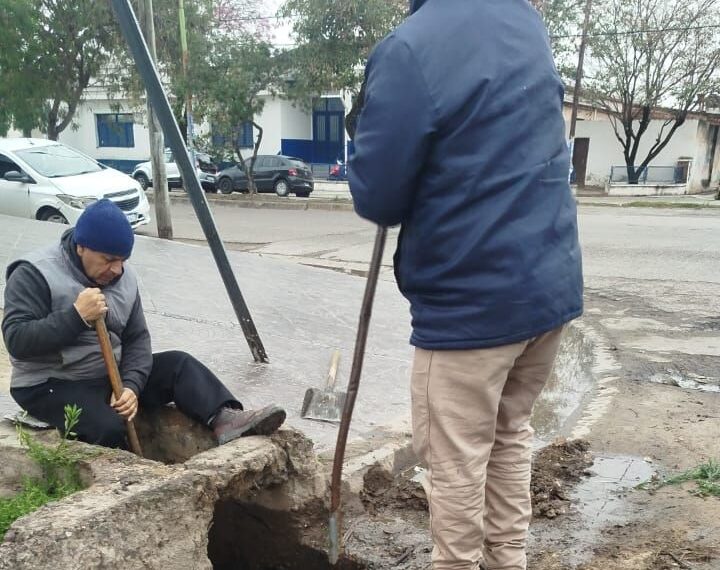 La Municipalidad de La Banda continúa con la limpieza de bocas de tormenta
