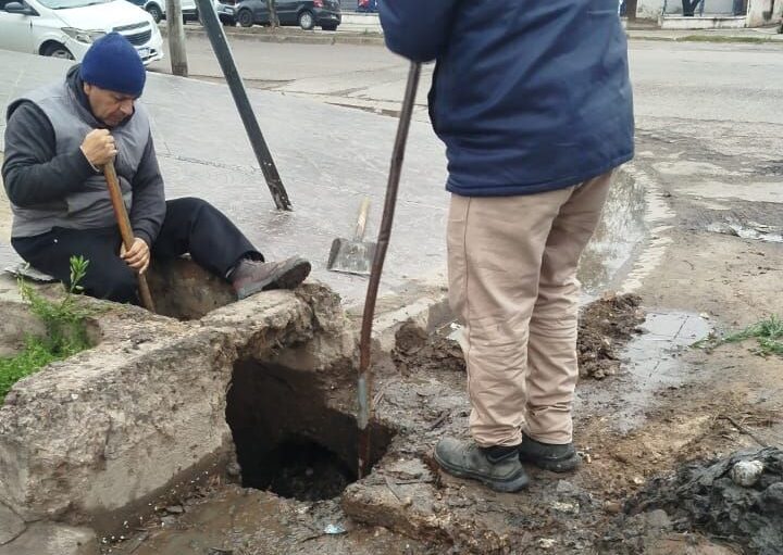 La Municipalidad de La Banda continúa con la limpieza de bocas de tormenta