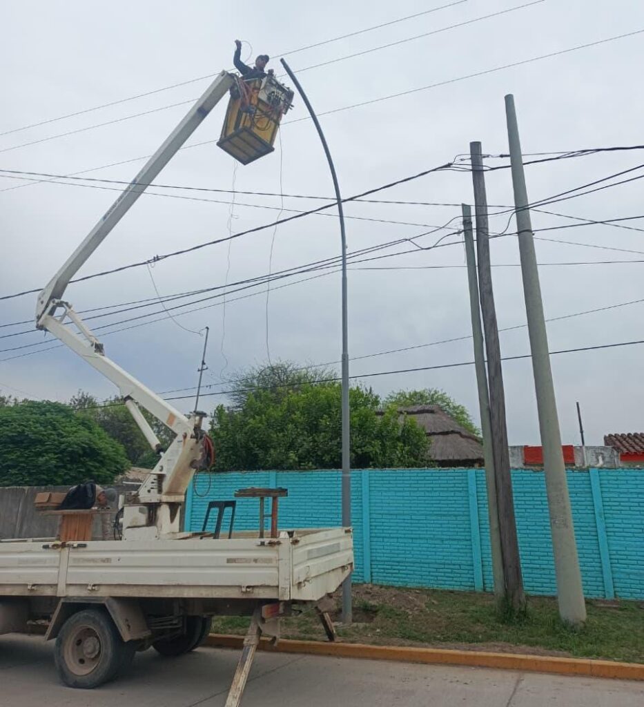Avanzan los trabajos de mejoramiento del alumbrado público en diferentes sectores de La Banda