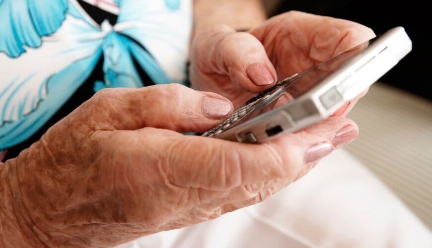 Dictarán un curso de manejo de celulares para adultos mayores en La Banda