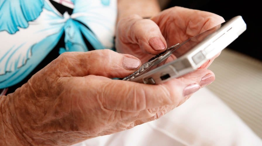 Dictarán un curso de manejo de celulares para adultos mayores en La Banda Dictarán un curso de manejo de celulares para adultos mayores en La Banda