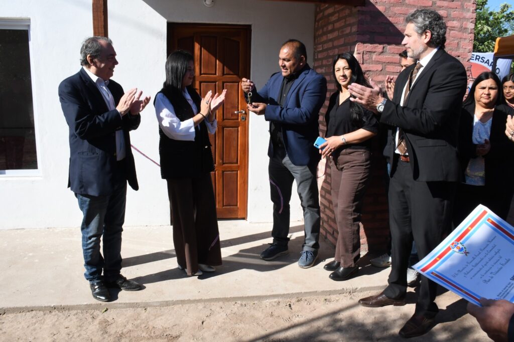 Bandera Bajada celebró su aniversario con la entrega de 40 viviendas sociales