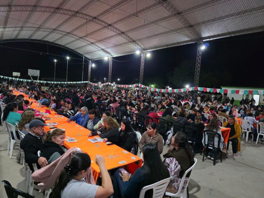 Más de 500 madres de La Cañada participaron de una gran celebración con música en vivo, bingo comunitario y sorteos Más de 500 madres de La Cañada participaron de una gran celebración con música en vivo, bingo comunitario y sorteos