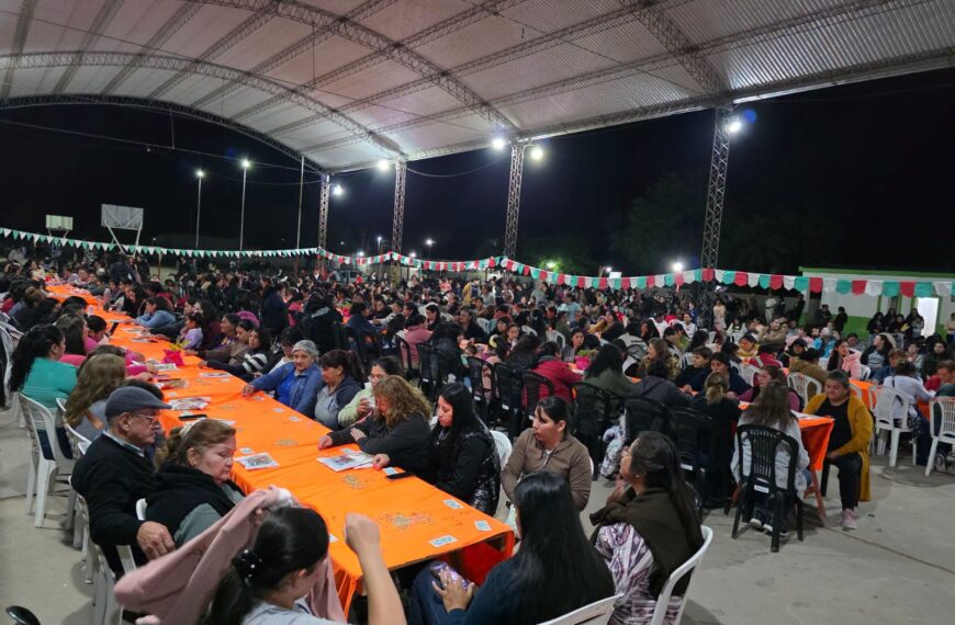 Más de 500 madres de La Cañada participaron de una gran celebración con música en vivo, bingo comunitario y sorteos