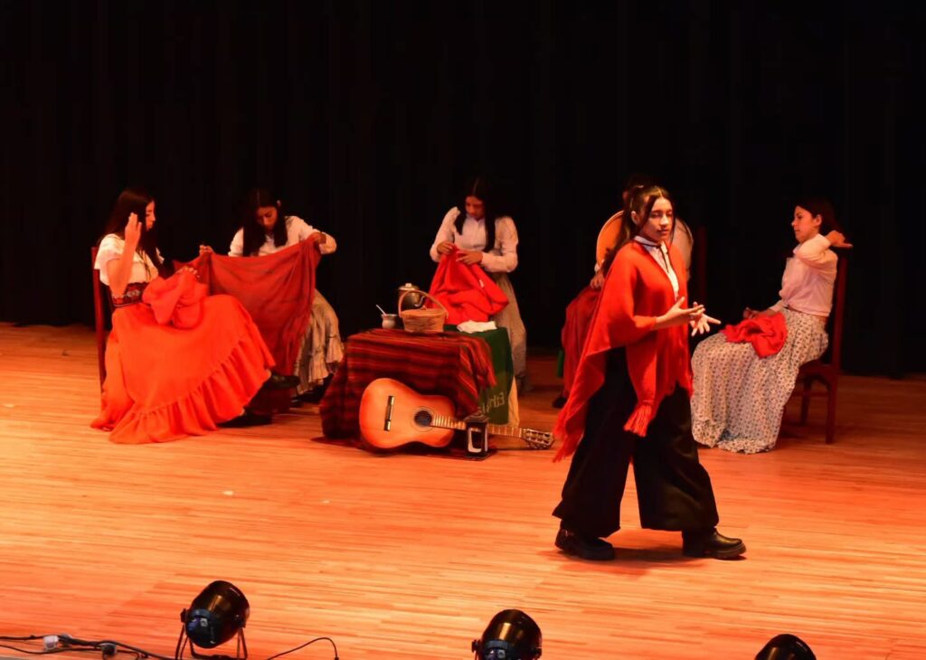 Fernández vivió por primera vez el Festival Intercolegial de Teatro Fernández vivió por primera vez el Festival Intercolegial de Teatro