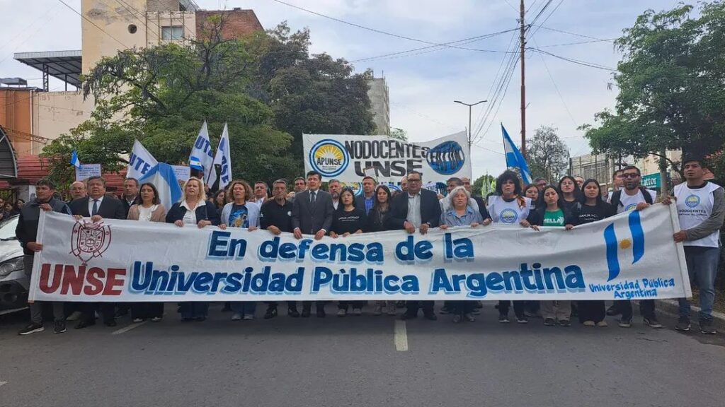 La comunidad de la UNSE se moviliza en defensa de la universidad pública La comunidad de la UNSE se moviliza en defensa de la universidad pública