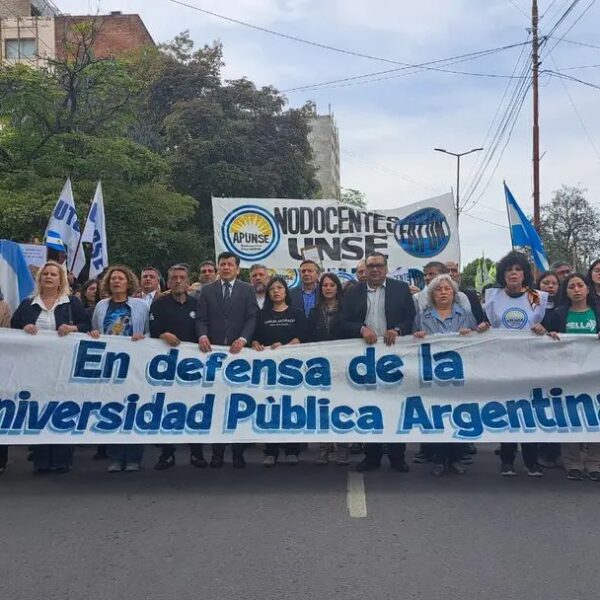La comunidad de la UNSE se moviliza en defensa de la universidad pública