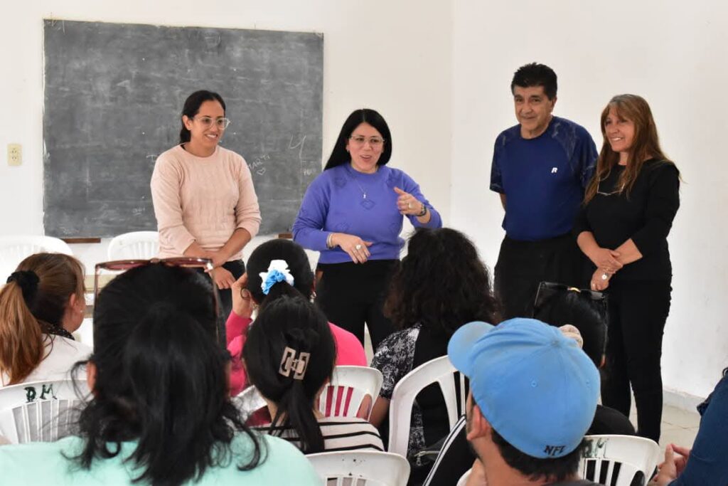 Fernández: Inició el curso de Tapicería II destinado a emprendedores