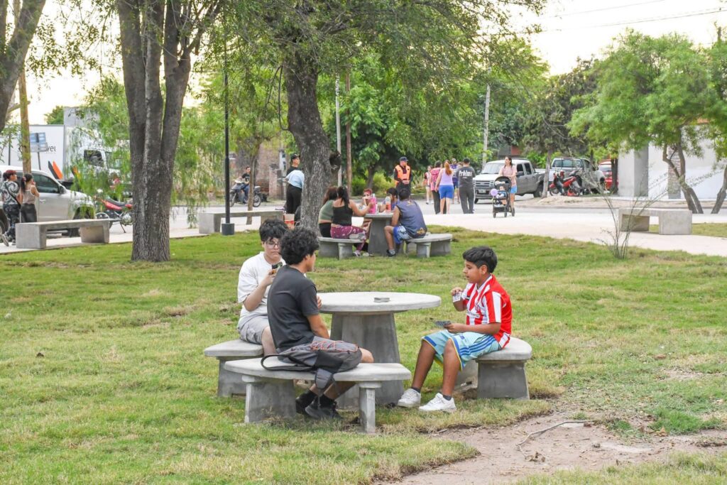 Inauguraron obras de remodelación integral de una plaza en el barrio Huaico Hondo