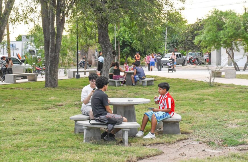 Inauguraron obras de remodelación integral de una plaza en el barrio Huaico Hondo