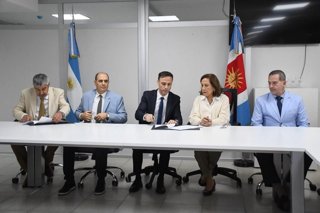 La Provincia y  el Consejo Médico firmaron un convenio para fortalecer la formación de médicos en Santiago