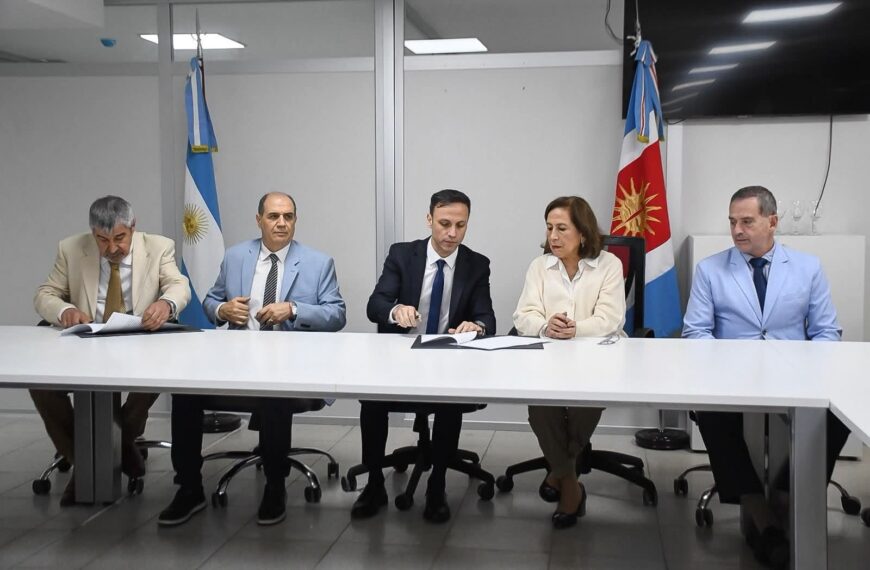 La Provincia y  el Consejo Médico firmaron un convenio para fortalecer la formación de médicos en Santiago