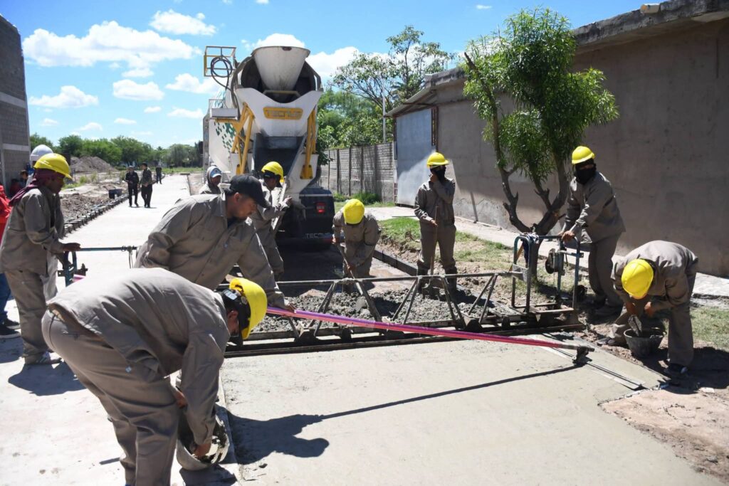 Fuentes supervisó la obra de pavimentación en un sector del barrio América del Sur
