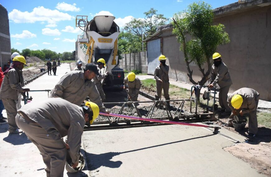 Fuentes supervisó la obra de pavimentación en un sector del barrio América del Sur