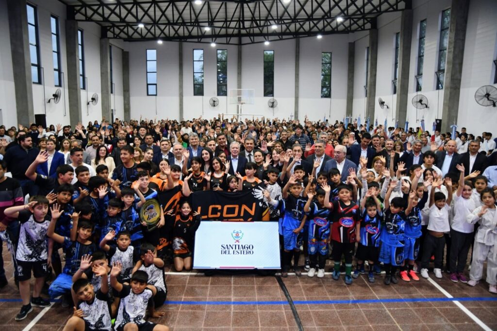 El gobernador Elías Suárez inauguró en Icaño el nuevo polideportivo