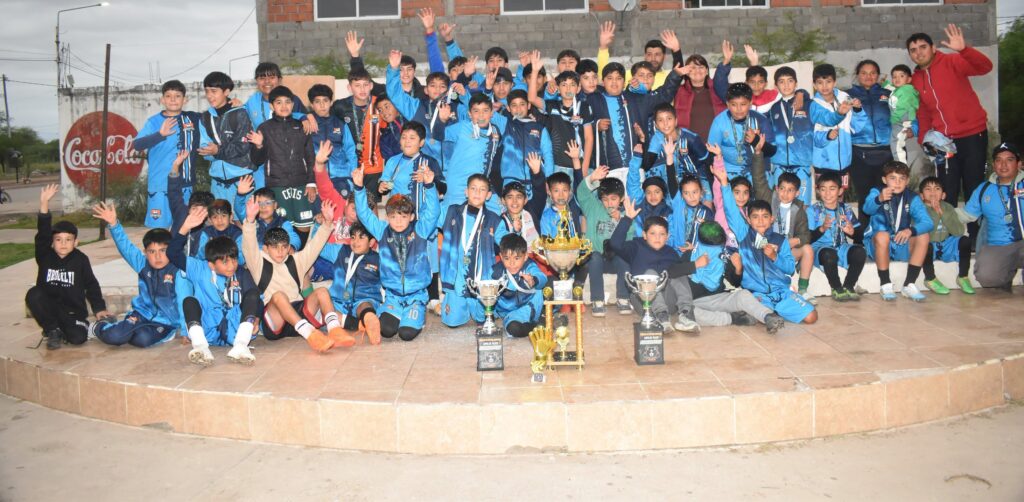 Colonia El Simbolar reconoció a los pequeños futbolistas que se destacaron en un torneo provincial