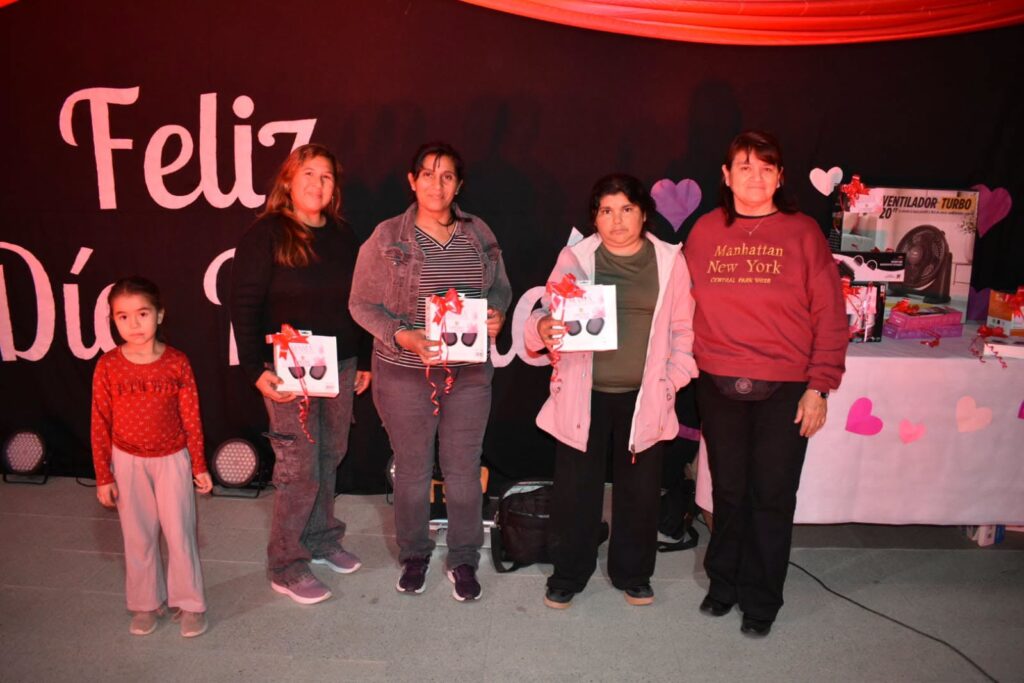 Colonia El Simbolar homenajeó a las madres con música, sorteos y actividades para toda la familia Colonia El Simbolar homenajeó a las madres con música, sorteos y actividades para toda la familia