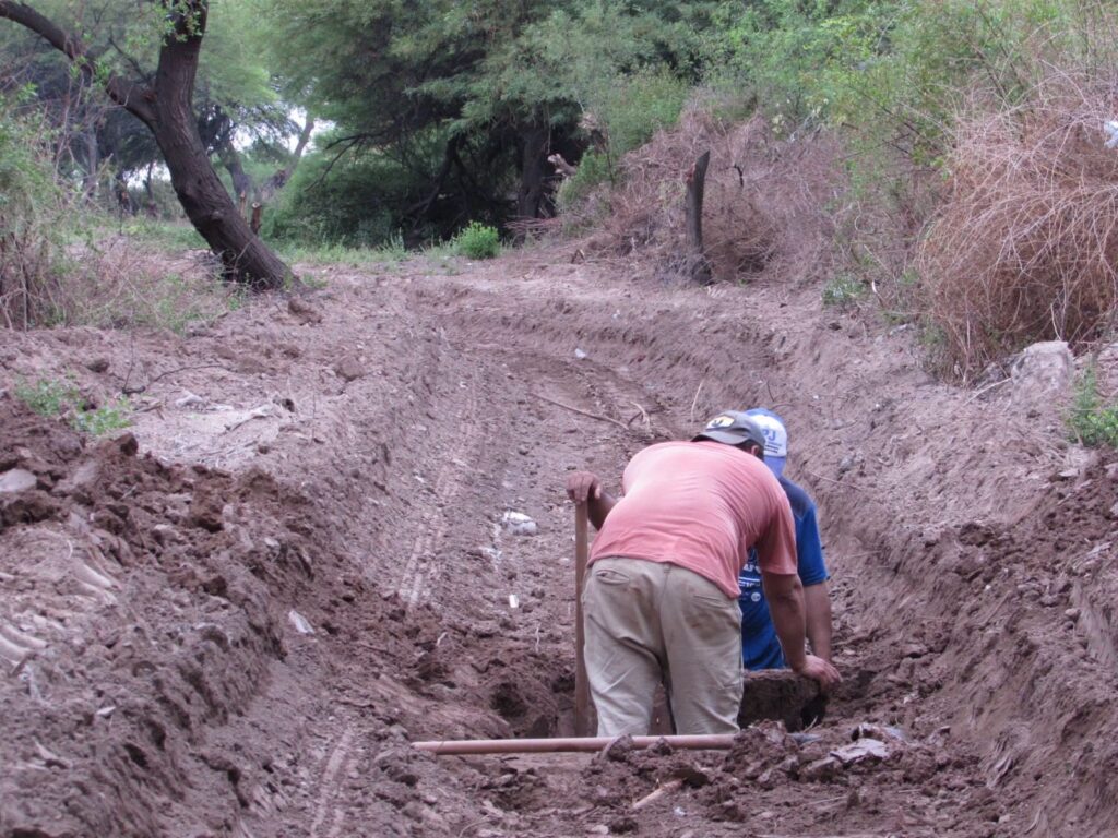 Avanzan las obras de desagües para prevenir anegamientos en el Sector C de Colonia El Simbolar