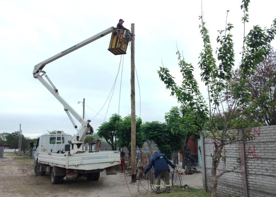 Refuerzan el tendido eléctrico y modernizan el alumbrado público de La Banda
