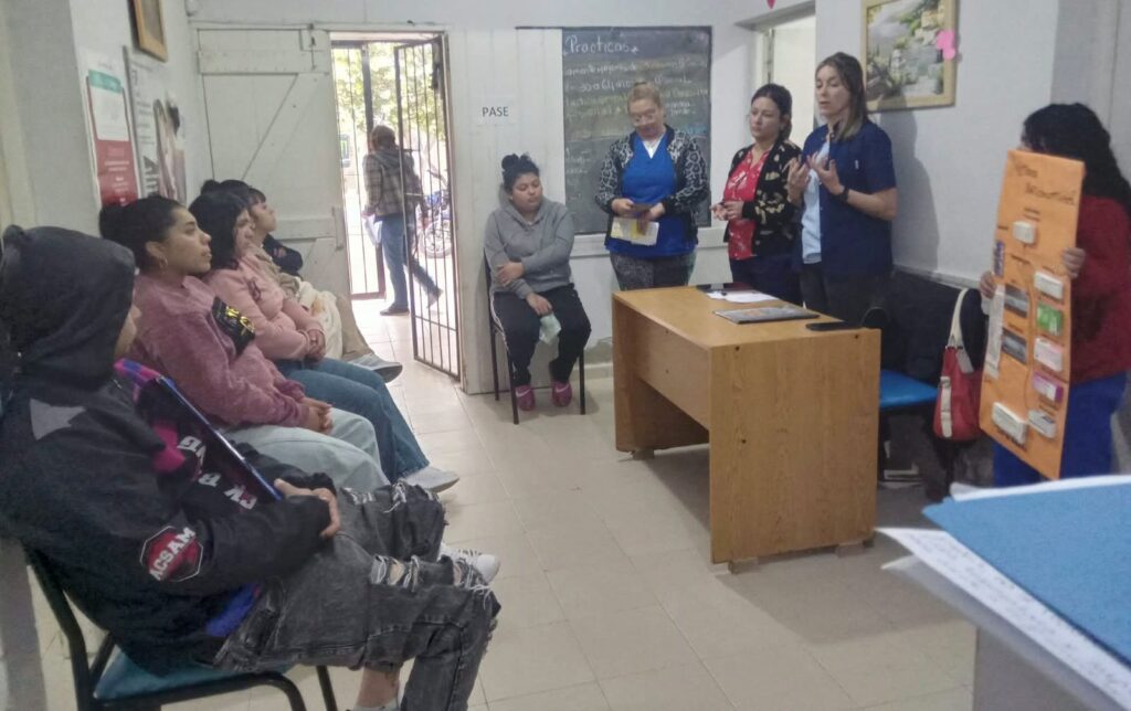 El municipio brindó un taller sobre métodos anticonceptivos en el Barrio 25 de Mayo