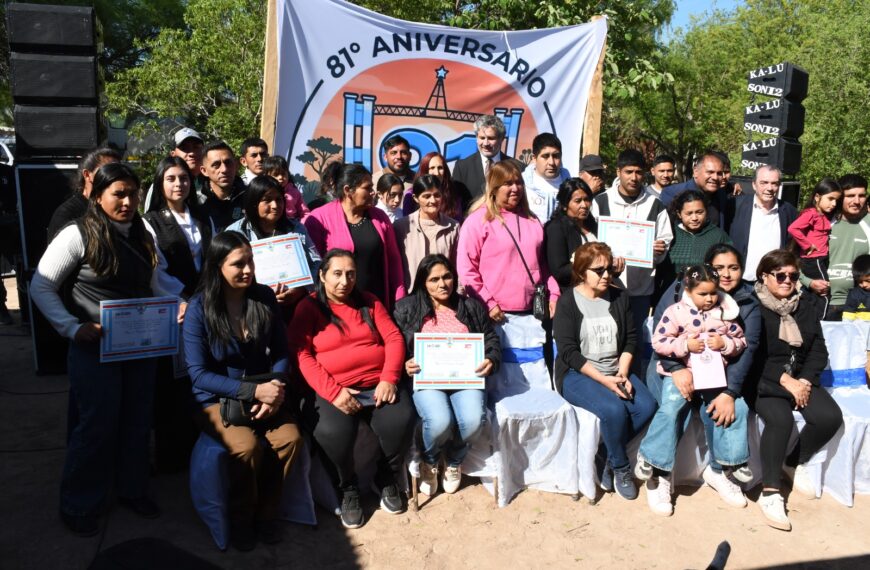 Bandera Bajada celebró su aniversario con la entrega de 40 viviendas sociales