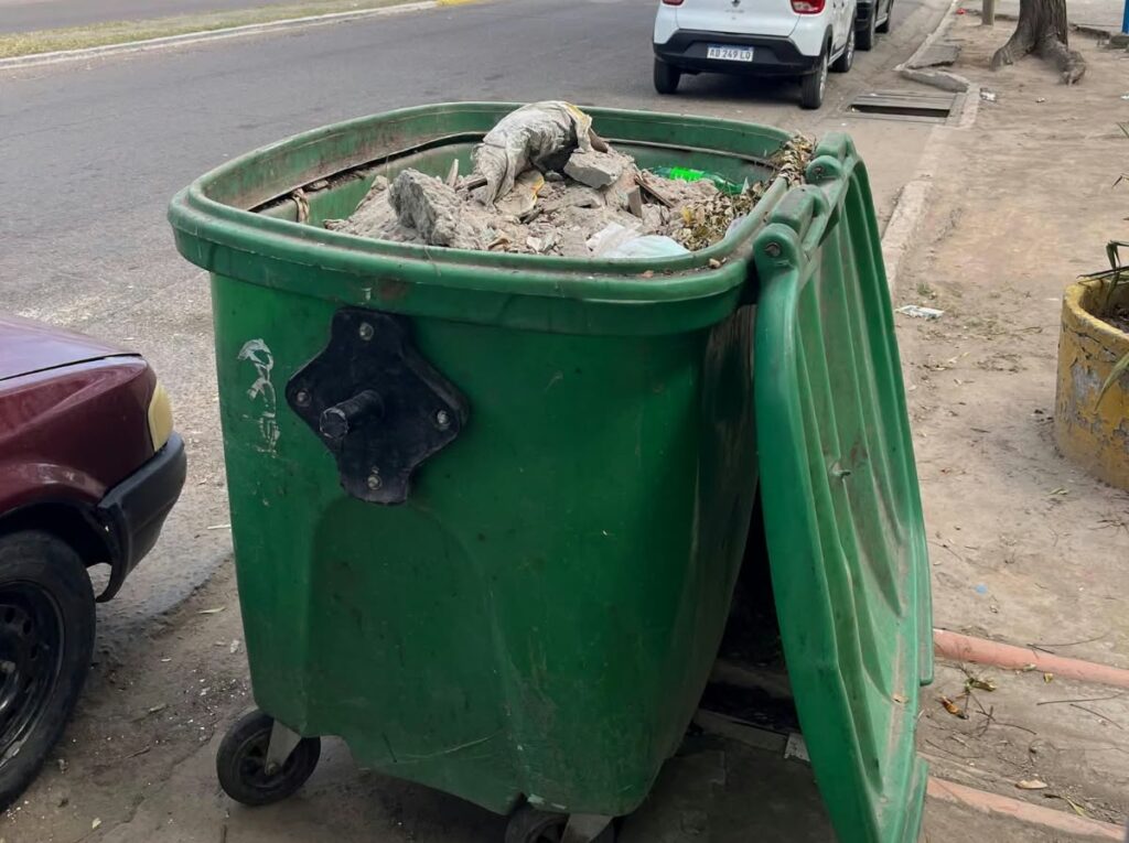 Instan a la comunidad a utilizar de forma correcta los contenedores de residuos Instan a la comunidad a utilizar de forma correcta los contenedores de residuos