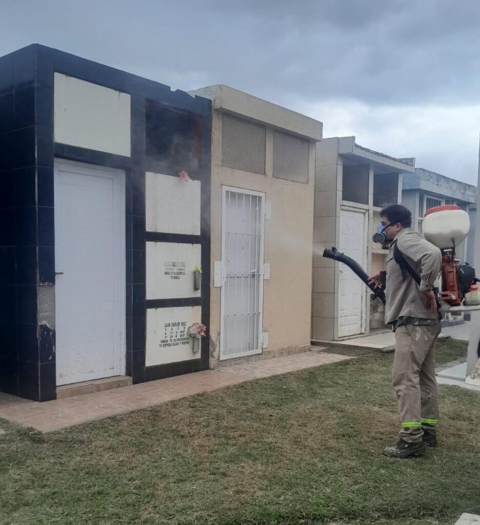 Operativo de limpieza y fumigación en el cementerio  “La Misericordia” de La Banda