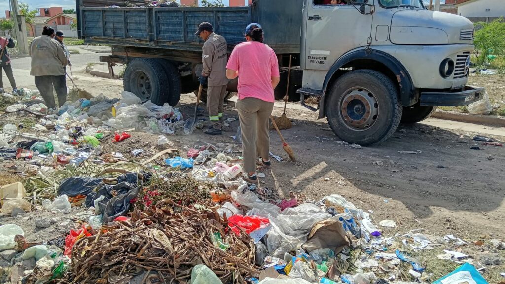 Operativo de limpieza integral en el Barrio 25 de Mayo 540 viviendas